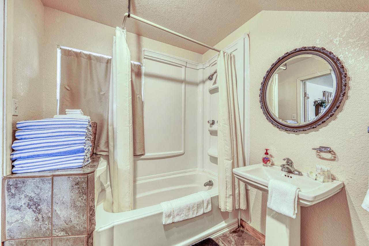 The Olive @ Mendelbaum Winery Guest Cabins Hotel Fredericksburg Esterno foto